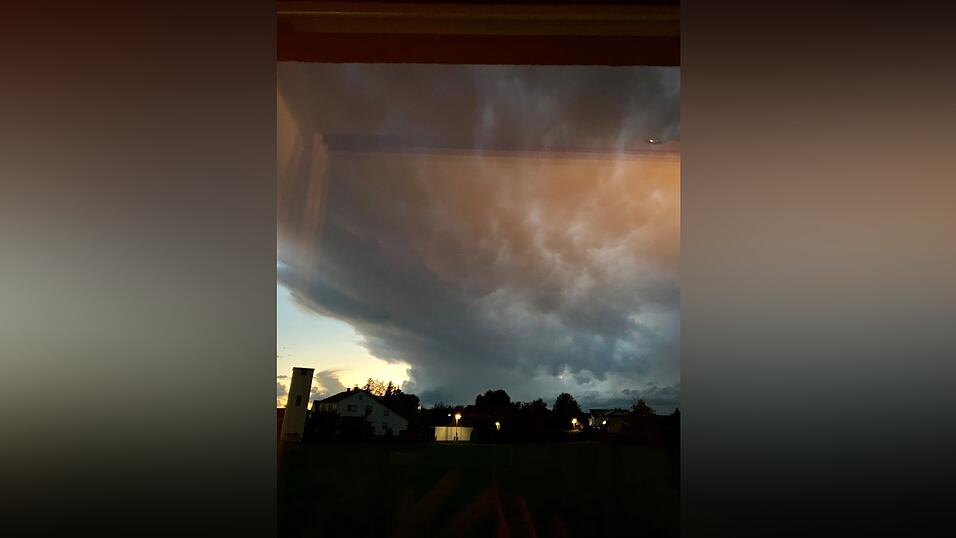 Zum Glück entstand kein Schaden, schreibt Rita Bugl zu ihrem Foto, bei dem sich die Wolkenfront bedrohlich über ihr Haus zieht. 