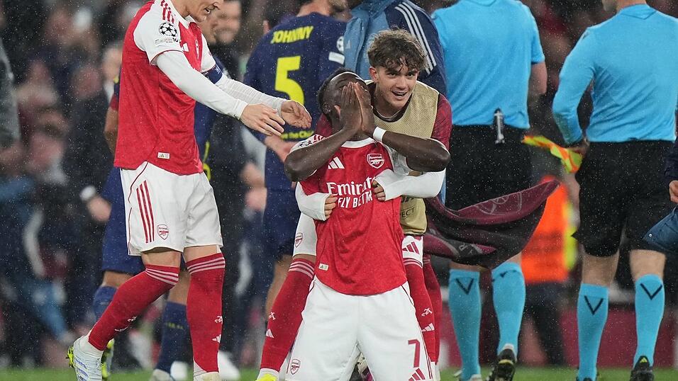 Siegtorsch&uuml;tze Bukayo Saka sackte nach dem Abpfiff &uuml;bergl&uuml;cklich zusammen.