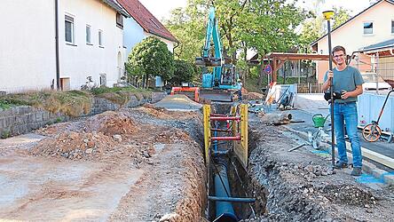 Wasserrohre mit 40 Zentimetern Durchmesser versenken die Arbeiter f&uuml;r die Zubringerleitung zum Pumpwerk der Kreiswerke im Nanzinger Weg. Die St&auml;dtischen Betriebe schlie&szlig;en sich mit der Erneuerung von Wasserleitungen und Hausanschl&uuml;ssen an.
