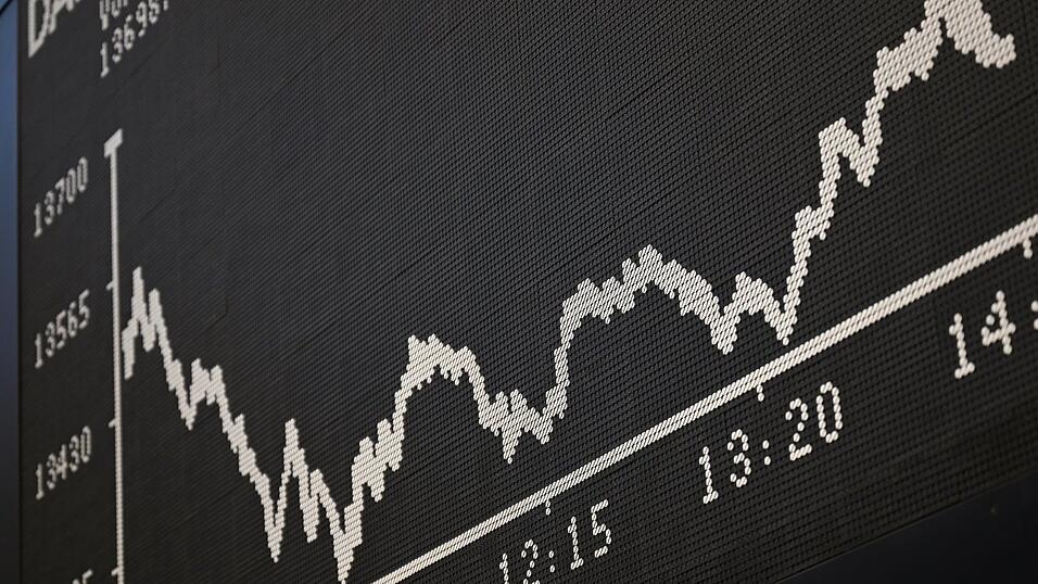 In Deutschland macht vor allem die massive Schw&auml;che kleinerer Werte Sorgen. W&auml;hrend der Dax mit seinen weithin auch international arbeitenden Unternehmen auf Jahressicht 'nur' acht Prozent im Minus notiert, ist es beim MDAX mehr als das Dreifache, n&auml;mlich fast 25 Prozent.