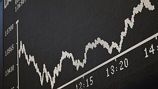 In Deutschland macht vor allem die massive Schwäche kleinerer Werte Sorgen. Während der Dax mit seinen weithin auch international arbeitenden Unternehmen auf Jahressicht 'nur' acht Prozent im Minus notiert, ist es beim MDAX mehr als das Dreifache, nämlich fast 25 Prozent. In Deutschland macht vor allem die massive Schwäche kleinerer Werte Sorgen. Während der Dax mit seinen weithin auch international arbeitenden Unternehmen auf Jahressicht 'nur' acht Prozent im Minus notiert, ist es beim MDAX mehr als das Dreifache, nämlich fast 25 Prozent.