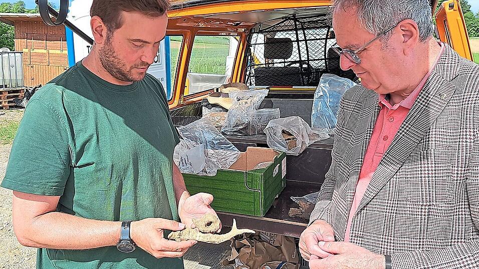 Ein Griffst&uuml;ck aus Keramik und ein Hirschgeweih, beides fast 7000 Jahre alt, fand Arch&auml;ologe Thomas Richter (li.) in der Baugrube f&uuml;r das Wolfsbacher Feuerwehrhaus. B&uuml;rgermeister Josef Klaus interessierte sich f&uuml;r die Lebensweise der damaligen Menschen.