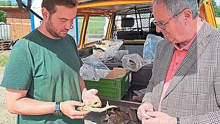 Ein Griffst&uuml;ck aus Keramik und ein Hirschgeweih, beides fast 7000 Jahre alt, fand Arch&auml;ologe Thomas Richter (li.) in der Baugrube f&uuml;r das Wolfsbacher Feuerwehrhaus. B&uuml;rgermeister Josef Klaus interessierte sich f&uuml;r die Lebensweise der damaligen Menschen.