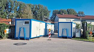 Vier Container standen an der Zufahrt zur Bachgasse.