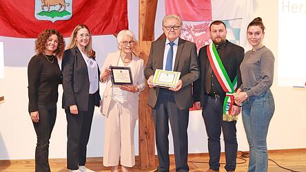 Stadtr&auml;tin Jessica Spizzo, B&uuml;rgermeisterin Sibylle Entwistle, die beiden Ehrenb&uuml;rger Olympia Weinzierl und Lambert Grasmann, zweiter B&uuml;rgermeister Alberto Guerra und Partnerschaftsbeauftrage Gaia Papinutto bei der Ehrung.