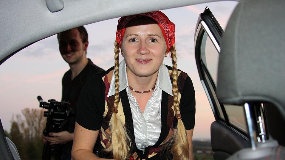 Inga als 'Rot-Z&ouml;pfchen' beim Gruseldreh im finsteren Steinacher Wald. (Foto: Pfeffer)