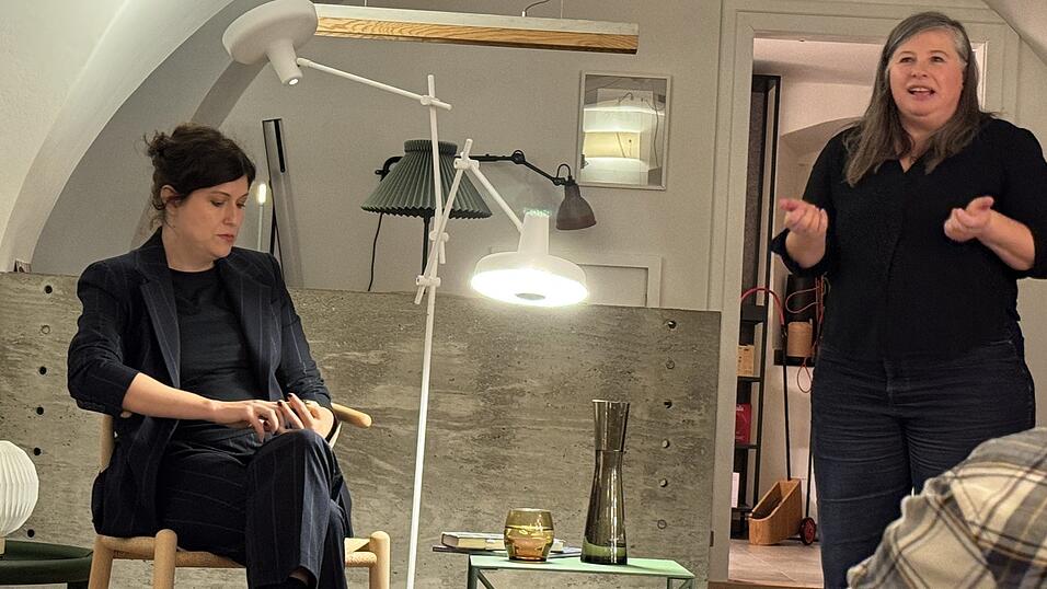 Lisa Viktoria Niederberger und Laura Amberger bei der Lesung von Dunkelheit in Licht-Freude.