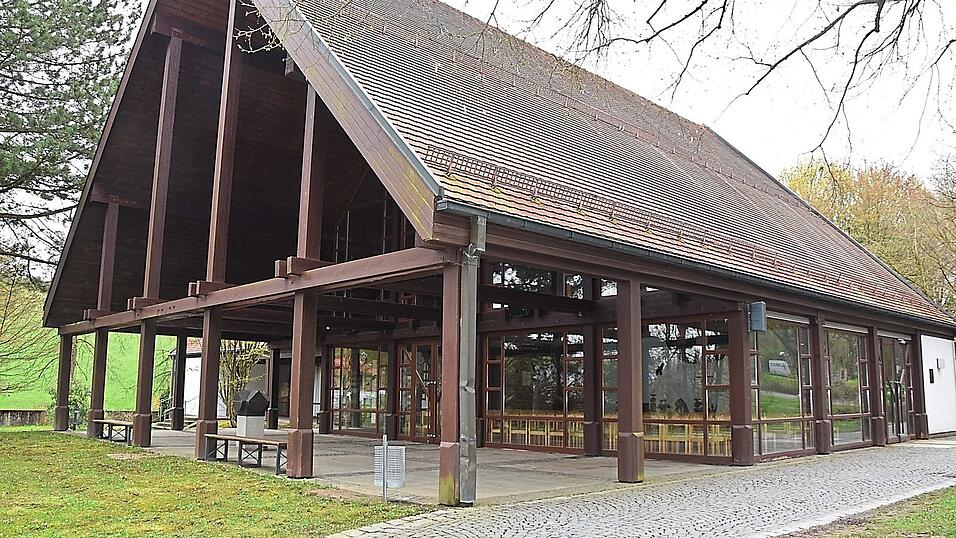 Der jetzige Freibereich der Aussegnungshalle soll verglast werden.