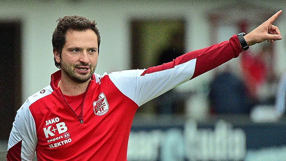 Trainer Andreas Klebl musste in dieser Saison immer wieder improvisieren. Zahlreiche Verletzungen und personelle Ausf&auml;lle warfen den TB 03 Roding im Abstiegskampf der Landesliga Mitte zur&uuml;ck.