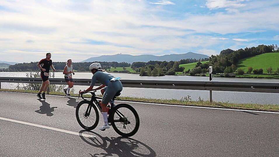 Die Athleten umrunden den See im Laufschritt oder auf dem Radl. Die Athleten umrunden den See im Laufschritt oder auf dem Radl.