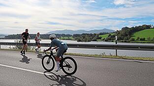 Die Athleten umrunden den See im Laufschritt oder auf dem Radl. Die Athleten umrunden den See im Laufschritt oder auf dem Radl.