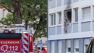 Durch die Explosion ist ein Feuer entstanden, das von den Einsatzkräften der Feuerwehr schnell eingedämmt werden konnte.