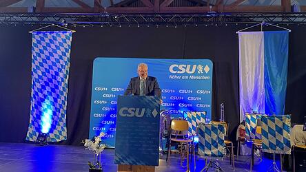 Bayerns Innenminister Joachim Herrmann ist am Sonntagabend in Kirchroth herzlich empfangen worden. In seiner Rede w&uuml;rdigte er auch die Leistungen der Hilfsorganisationen.