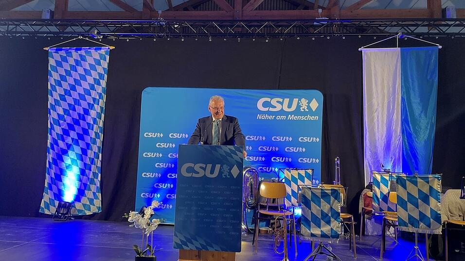 Bayerns Innenminister Joachim Herrmann ist am Sonntagabend in Kirchroth herzlich empfangen worden. In seiner Rede w&uuml;rdigte er auch die Leistungen der Hilfsorganisationen.