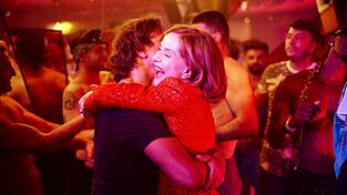 Im Zentrum steht ein gl&auml;nzend aufgelegtes Duo: Isabelle Huppert als Marianne Farr&egrave;re und Laurent Lafitte als Pierre-Alain Fantin.