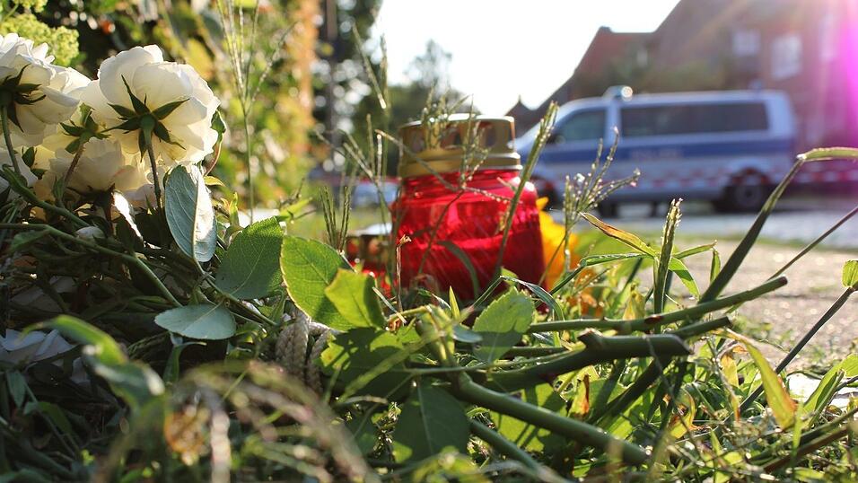 In der Nähe des Tatorts wurden Blumen und Kerzen niedergelegt. In der Nähe des Tatorts wurden Blumen und Kerzen niedergelegt.