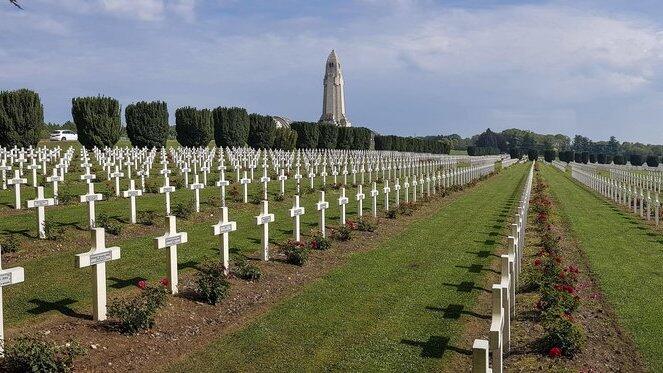 Der Soldatenfriedhof f&uuml;r franz&ouml;sische und deutsche Soldaten des Ersten Weltkrieges mit (hinten) dem Beinhaus von Douaumont (n&ouml;rdlich von Verdun in Frankreich). Ein Obermotzinger Lehrer hat die Schlacht, die oft als &bdquo;H&ouml;lle von Verdun&ldquo; bezeichnet wird, miterlebt und h&auml;lt dazu einen Vortrag, &uuml;ber den das Tagblatt vor 100 Jahren ebenso wie &uuml;ber weitere Gedenkveranstaltungen berichtet.