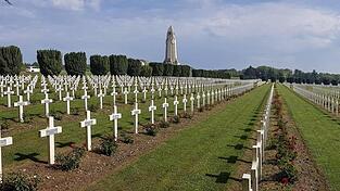 Der Soldatenfriedhof für französische und deutsche Soldaten des Ersten Weltkrieges mit (hinten) dem Beinhaus von Douaumont (nördlich von Verdun in Frankreich). Ein Obermotzinger Lehrer hat die Schlacht, die oft als „Hölle von Verdun“ bezeichnet wird, miterlebt und hält dazu einen Vortrag, über den das Tagblatt vor 100 Jahren ebenso wie über weitere Gedenkveranstaltungen berichtet. Der Soldatenfriedhof für französische und deutsche Soldaten des Ersten Weltkrieges mit (hinten) dem Beinhaus von Douaumont (nördlich von Verdun in Frankreich). Ein Obermotzinger Lehrer hat die Schlacht, die oft als „Hölle von Verdun“ bezeichnet wird, miterlebt und hält dazu einen Vortrag, über den das Tagblatt vor 100 Jahren ebenso wie über weitere Gedenkveranstaltungen berichtet.
