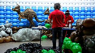Aus Luftballons mach Dino: Rund 100 K&uuml;nstler haben f&uuml;r die Ausstellung &laquo;Luftballonwelten&raquo; Tiere, Pflanzen und Sehensw&uuml;rdigkeiten nachgebaut.