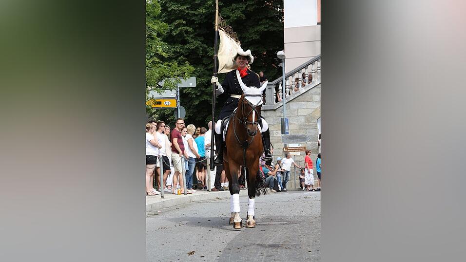 Die schönsten Augenblicke des historischen Drachenstich-Festzuges 2016. Die schönsten Augenblicke des historischen Drachenstich-Festzuges 2016.