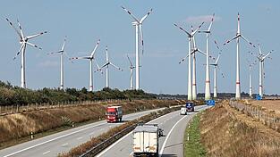Windkraftanlagen in einem Windpark: Der Ausbau der Windkraft an Land stockt. Klimaziele sind in Gefahr. Windkraftanlagen in einem Windpark: Der Ausbau der Windkraft an Land stockt. Klimaziele sind in Gefahr.