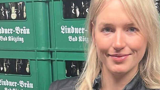 Brauereichefin Evi Kolbeck - hier mit den neuen Partyfässern - freut sich auf die Biergartensaison. Brauereichefin Evi Kolbeck - hier mit den neuen Partyfässern - freut sich auf die Biergartensaison.