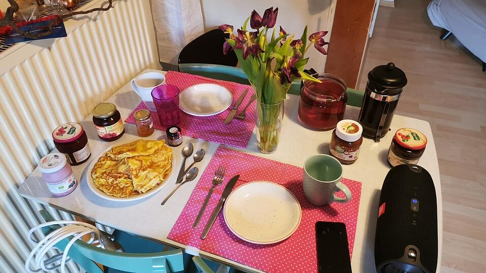 In der WG kann man zusammen kochen und essen. Dafür hat man selten Ruhe.