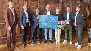 Im Bild von links zu sehen: Michael Mayr, Marketingleiter der Sparkasse Landshut, Thomas Gedeck, Anzeigenleiter der Region Landshut bei der 'Landshuter Zeitung', WTC-Vorsitzender Christian Boniberger, Oberb&uuml;rgermeister Alexander Putz, City-Managerin Nathalie Sommer und die Gesch&auml;ftsf&uuml;hrer der Trolleymaker GmbH, Dieter Deninger und Ralph Friedrich