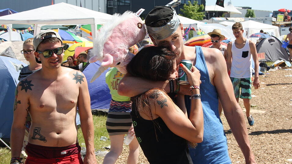 Ein Streifzug durch das Campinggelände: Trotz heißer Temperaturen sind die Festivalbesucher bestens gelaunt. (Foto: David Voltz) Ein Streifzug durch das Campinggelände: Trotz heißer Temperaturen sind die Festivalbesucher bestens gelaunt. (Foto: David Voltz)