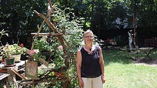 Der Garten des Kontaktladens ist ein wahres Idyll mit Blumen und selbst gezimmerten Holzunterst&auml;nden. Maria Heilmeier, dessen Leiterin, ist stolz auf das, was dort geschaffen wurde.