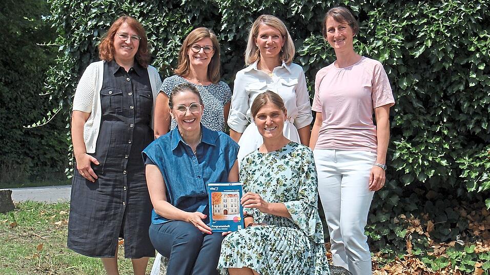 Von der Volkshochschule stellen ihr neues Programm vor: Susanne Gruber (zweite Reihe, v.li.), Katrin Langenfeld, Geschäftsleiterin Stephanie Rostalski, Barbara Brauner und Rosmarie Röhrl (vorne rechts). Schwedisch würde sie gerne lernen, sagt Bürgermeisterin Sibylle Entwistle (vorne, links) auf die Frage, welchen Kurs sie gerne machen würde. Von der Volkshochschule stellen ihr neues Programm vor: Susanne Gruber (zweite Reihe, v.li.), Katrin Langenfeld, Geschäftsleiterin Stephanie Rostalski, Barbara Brauner und Rosmarie Röhrl (vorne rechts). Schwedisch würde sie gerne lernen, sagt Bürgermeisterin Sibylle Entwistle (vorne, links) auf die Frage, welchen Kurs sie gerne machen würde.