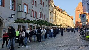 Über den kompletten Haidplatz reichte die Schlange am Freitag zeitweise. Der Biss in den Ein-Cent-Döner war nach langer Wartezeit dann wohlverdient.