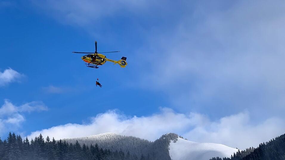 Mit einem Helikopter konnte der Urlauber aus seiner misslichen Lage gerettet werden. (Symbolbild)