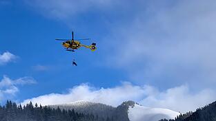 Mit einem Helikopter konnte der Urlauber aus seiner misslichen Lage gerettet werden. (Symbolbild)