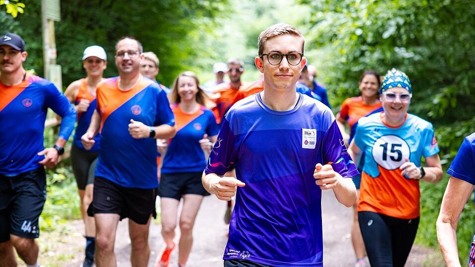 Beim gemeinsamen Training im Wald bereitet sich Fynn (M.) mit anderen Läuferinnen und Läufern auf die nationalen Spiele der Special Olympics vor. Beim gemeinsamen Training im Wald bereitet sich Fynn (M.) mit anderen Läuferinnen und Läufern auf die nationalen Spiele der Special Olympics vor.