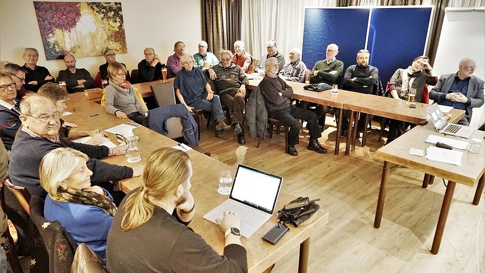 Die Besucherresonanz beim Vortragsabend des Bürgerforums war enorm, immer mehr zusätzliche Stühle mussten herbeigeschafft werden. Die Besucherresonanz beim Vortragsabend des Bürgerforums war enorm, immer mehr zusätzliche Stühle mussten herbeigeschafft werden.