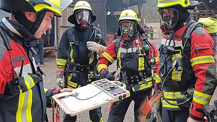 Beim Brand eines Schreinereigeb&auml;udes waren vor allem die Atemschutzger&auml;tetr&auml;ger der Feuerwehr Roding gefragt.