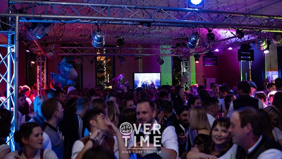 Auch am zweiten Volksfestfreitag schauten viele G&auml;ste im Overtime vorbei.