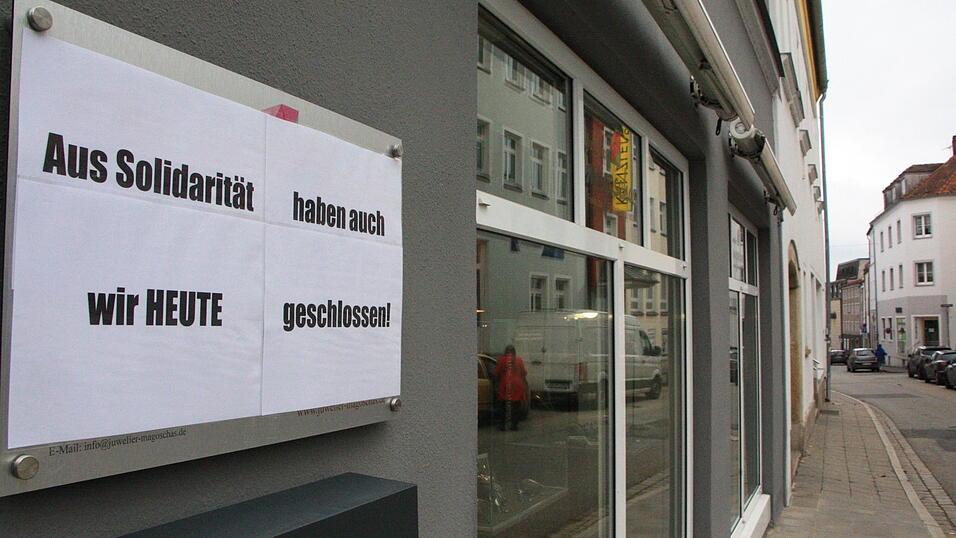 Manche Geschäfte in der Chamer Innenstadt solidarisieren sich mit den Bauern und bleiben geschlossen.
