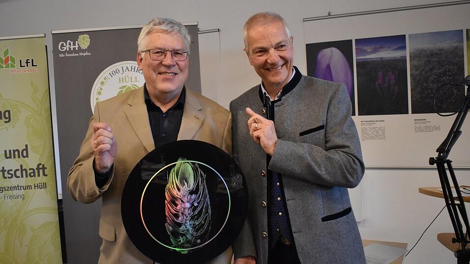 Michael M&ouml;ller (rechts) bedankte sich bei Peter Doleschel f&uuml;r die langj&auml;hrige Unterst&uuml;tzung und Zusammenarbeit.