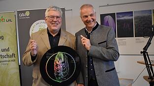 Michael M&ouml;ller (rechts) bedankte sich bei Peter Doleschel f&uuml;r die langj&auml;hrige Unterst&uuml;tzung und Zusammenarbeit.
