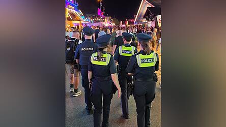 Die Polizei hat w&auml;hrend des Volksfests alles im Blick - und bekommt seit Jahrzehnten einiges mit.