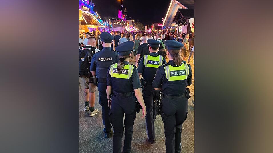 Die Polizei hat während des Volksfests alles im Blick - und bekommt seit Jahrzehnten einiges mit. Die Polizei hat während des Volksfests alles im Blick - und bekommt seit Jahrzehnten einiges mit.