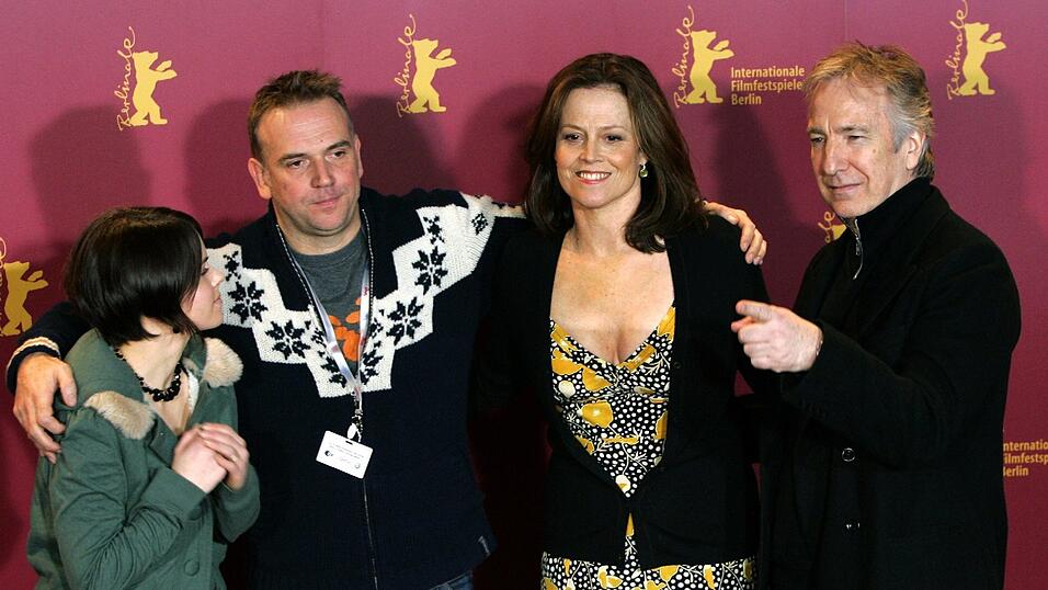 Emily Hamsphire (l-r), Marc Evans, Sigourney Weaver und Alan Rickman am 9. Januar 2006 vor der PK zum Berlinale-Eröffnungsfim 'Snow Cake'.