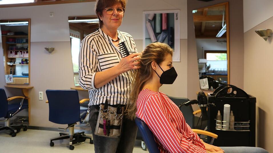 Die 57-jährige Friseurmeisterin arbeitet seit 25 Jahren in ihrem eigenen Haarstudio 'Christine Rösner' Die 57-jährige Friseurmeisterin arbeitet seit 25 Jahren in ihrem eigenen Haarstudio 'Christine Rösner'