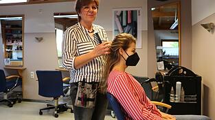 Die 57-jährige Friseurmeisterin arbeitet seit 25 Jahren in ihrem eigenen Haarstudio 'Christine Rösner'
