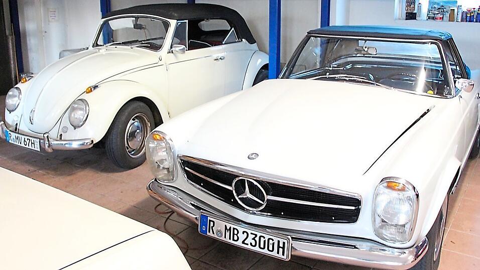 Neben einem K&auml;fer Cabrio (links) steht ein Mercedes Pagode.