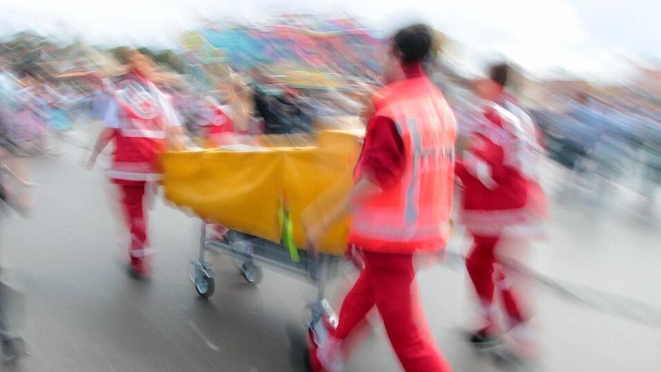 Sanitäter wurden während des Volksfests zu zwei Fällen gerufen, bei denen der Verdacht auf betäubende Substanzen im Getränk im Raum steht. Sanitäter wurden während des Volksfests zu zwei Fällen gerufen, bei denen der Verdacht auf betäubende Substanzen im Getränk im Raum steht.