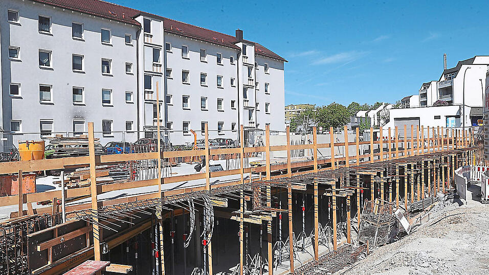Ein Blick auf den Status quo der Baustelle des Wohn- und Gesch&auml;ftshauses an der Kreuzung Luitpoldstra&szlig;e/ Rupprechtstra&szlig;e. Auf die Anfrage unserer Redaktion bez&uuml;glich einer Ver&ouml;ffentlichung der geplanten Fassadengestaltung lie&szlig; der Bauherr mitteilen, dies sei 'derzeit' nicht gew&uuml;nscht.