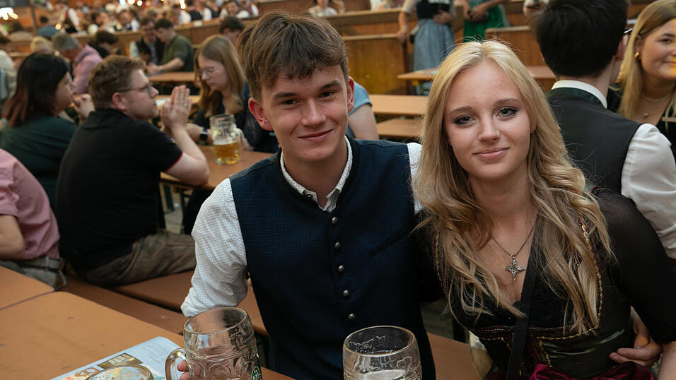 Die Partybilder vom Montag, 18. August, aus dem Festzelt Wenisch. Die Partybilder vom Montag, 18. August, aus dem Festzelt Wenisch.